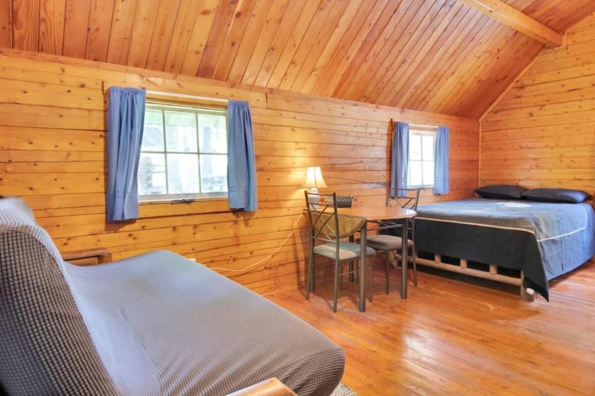 Secluded Rustic Cabin With Views 블루밍턴 외부 사진